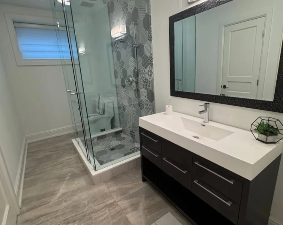 Ensuite with hex feature wall