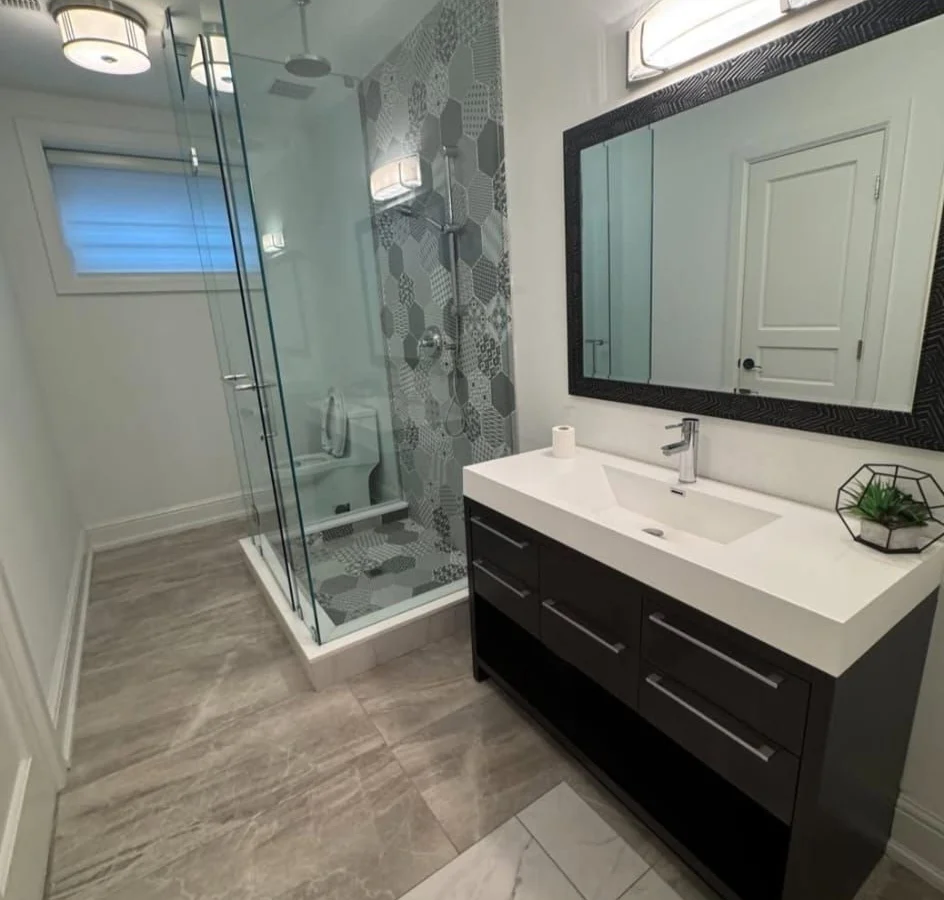 Ensuite with hex feature wall